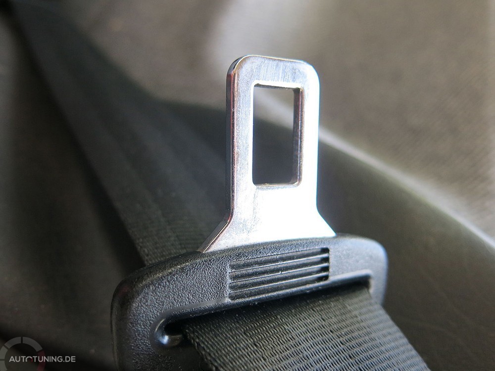 Gurtschloss und Schlosszunge eines Sicherheitsgurtes in einem Auto
